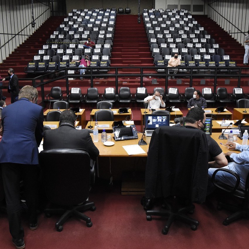 Vereadores deliberaram durante sessão ordinária nesta quinta-feira (15)