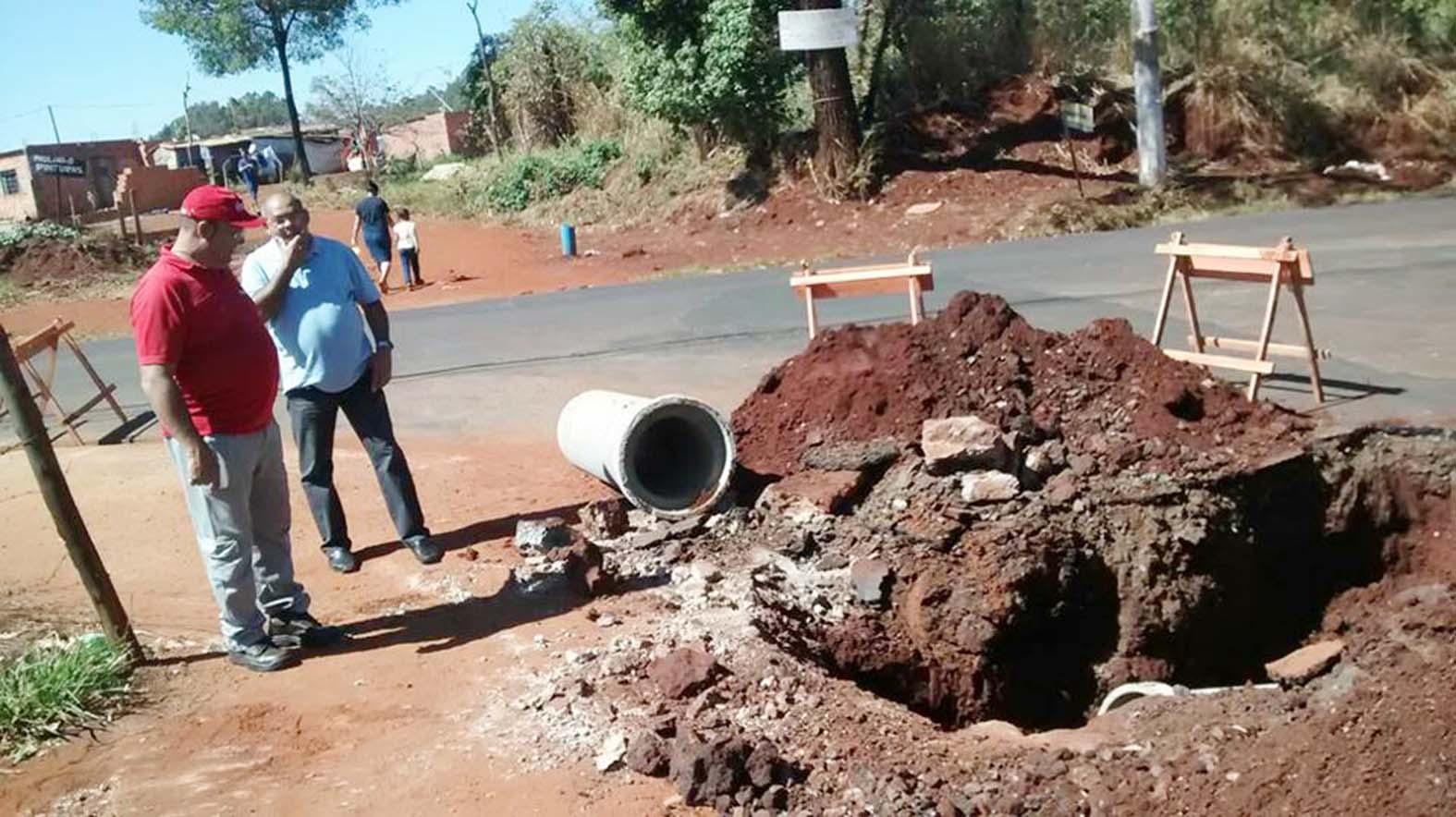 Maurício Vila Abranches fiscaliza serviços de tapa-buracos no Flamboyant