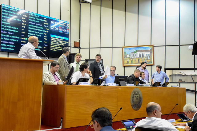 Proposta de emenda à Lei Orgânica é rejeitada e discussão da LOA é adiada