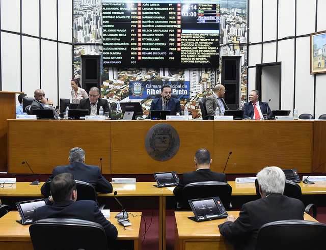 Vereadores derrubam veto do prefeito sobre projeto de informações no IPTU