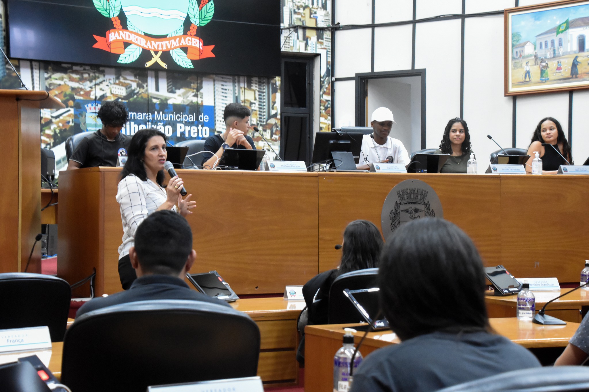 E.E. Jardim Diva Tarlá de Carvalho faz visita à Câmara Municipal