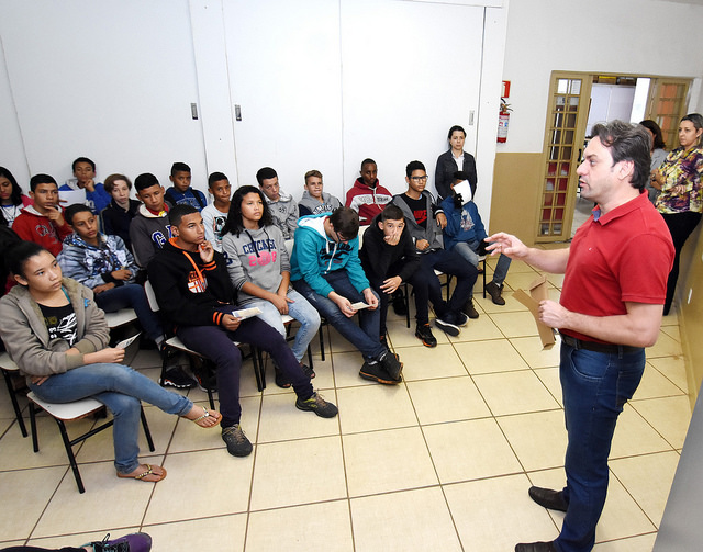 Alunos da Escola Municipal Profº. Domingos Angerami recebem certificados do Programa Câmara na Escola