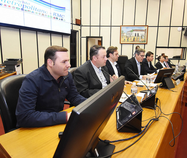 Mauricio Gasparini recebe representantes do Parlamento Regional Metropolitano