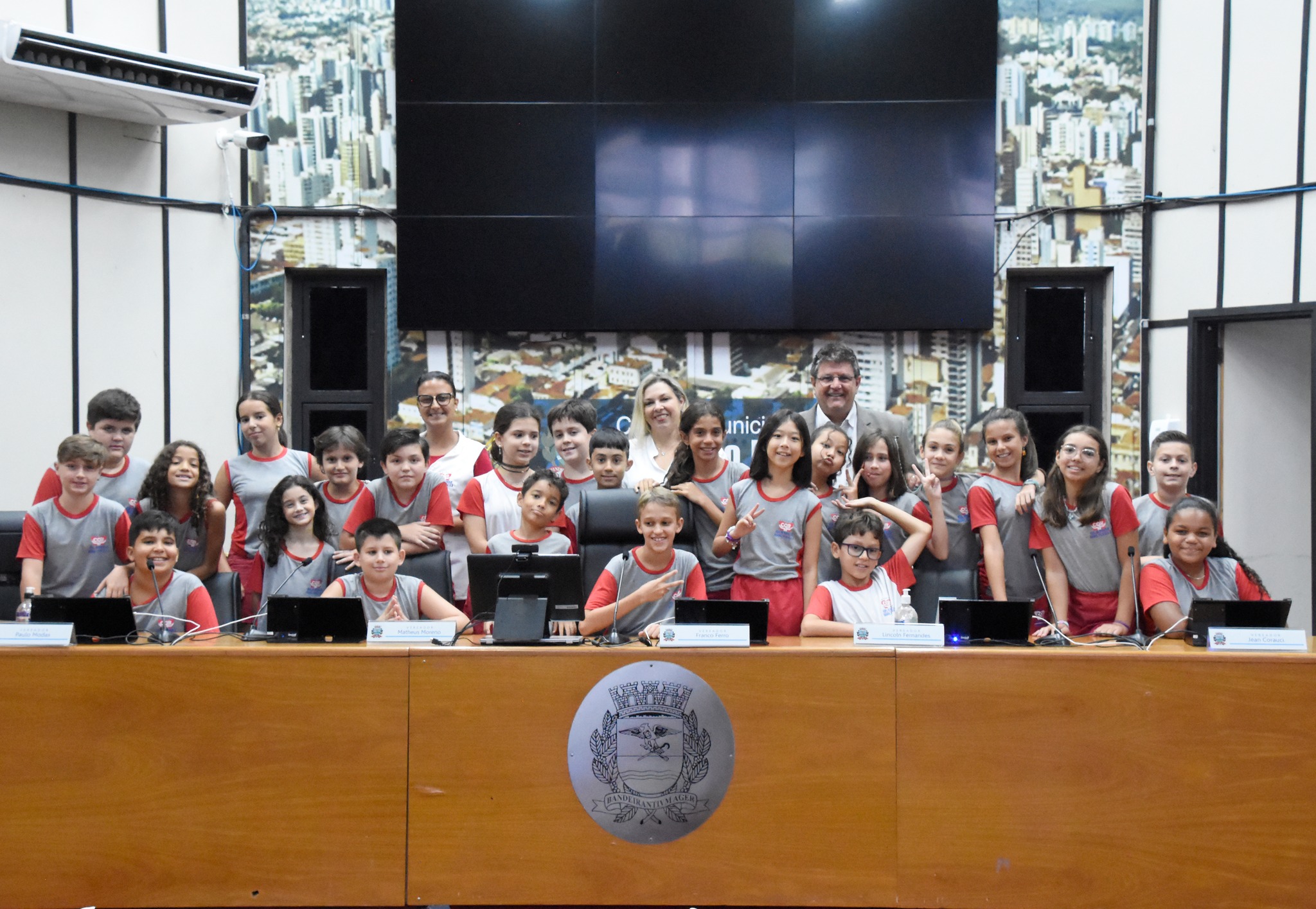 Estudantes do Colégio Queiroz Brunelli participaram no dia 17 de outubro do Projeto Câmara na Escola 