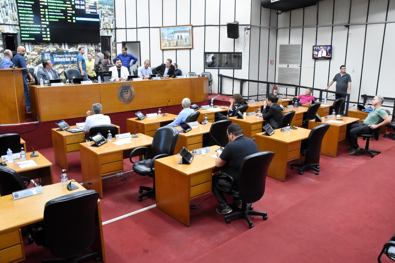 Vereadores empossam suplente André Trindade e aprovam quatro matérias durante a sessão ordinária