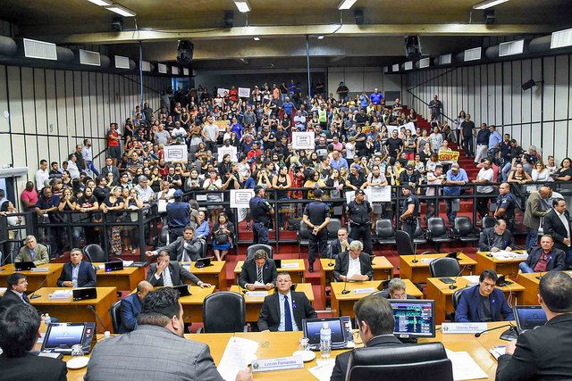 Com protestos dos servidores, Câmara realiza sessões ordinária e extraordinária