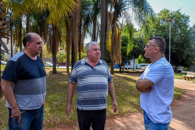 Vereador cobra providências em praça no Jardim Irajá