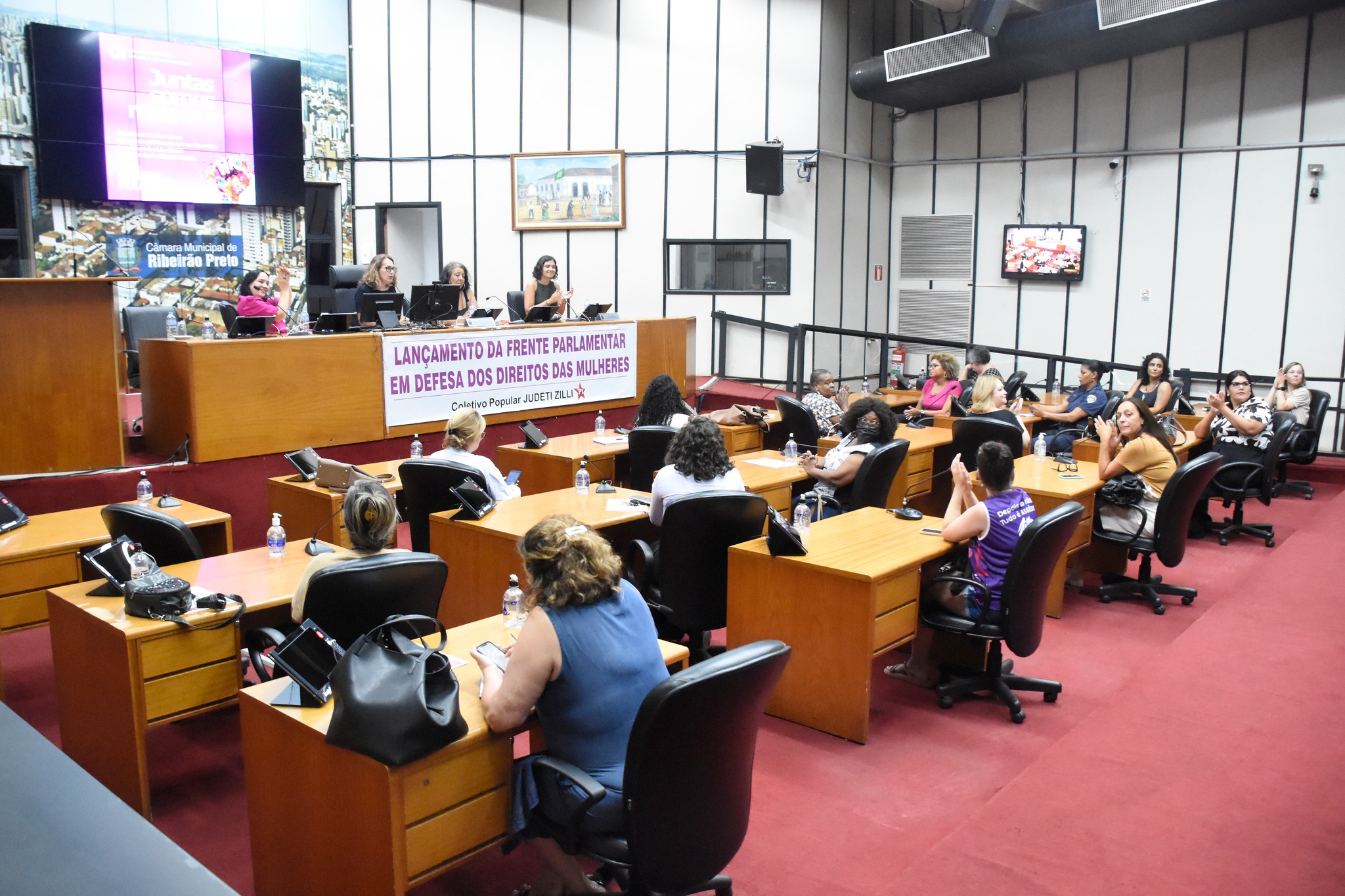 Frente Parlamentar das Mulheres se reúne na Câmara