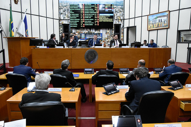 Vereadores discutem seis projetos e um veto durante sessão