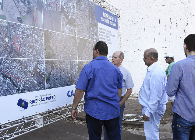 Vereadores acompanham início de recapeamento no bairro Jardim Marchesi