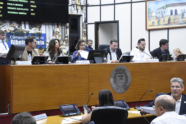 Secretária da Educação é ouvida em Sessão Extraordinária na Câmara