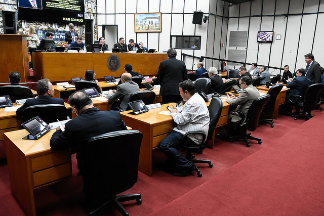 Vereadores discutiram seis matérias na sessão desta terça-feira