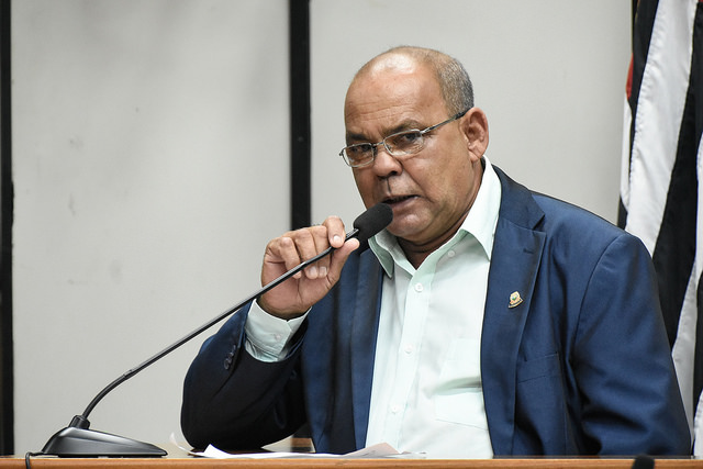 Vereador fiscaliza recape no bairro Cândido Portinari