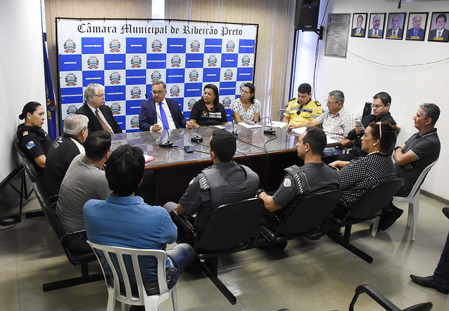 Gláucia realiza reunião com autoridades e associação dos trenzinhos