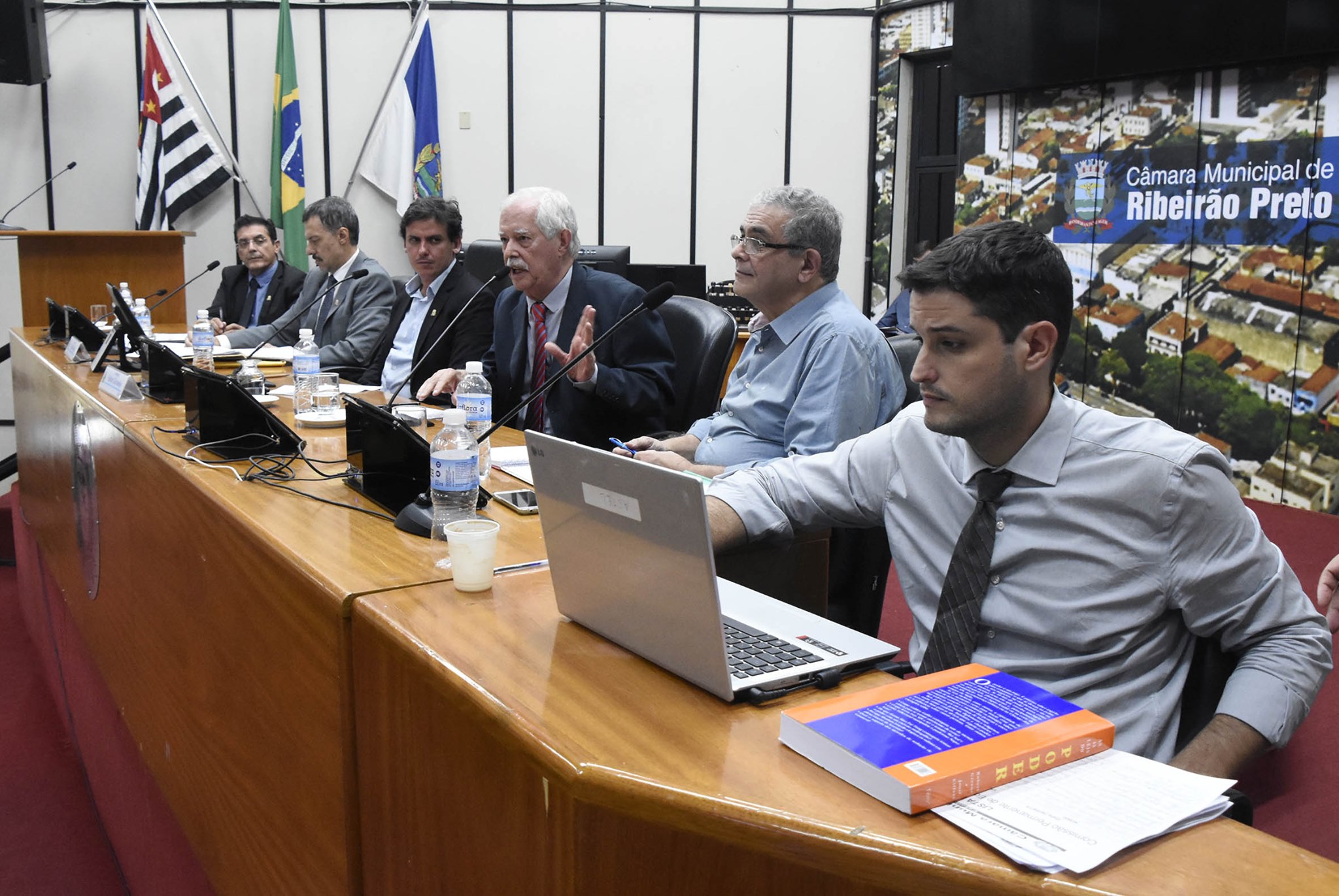 Comissão debate problemas da Educação com gestores da prefeitura  