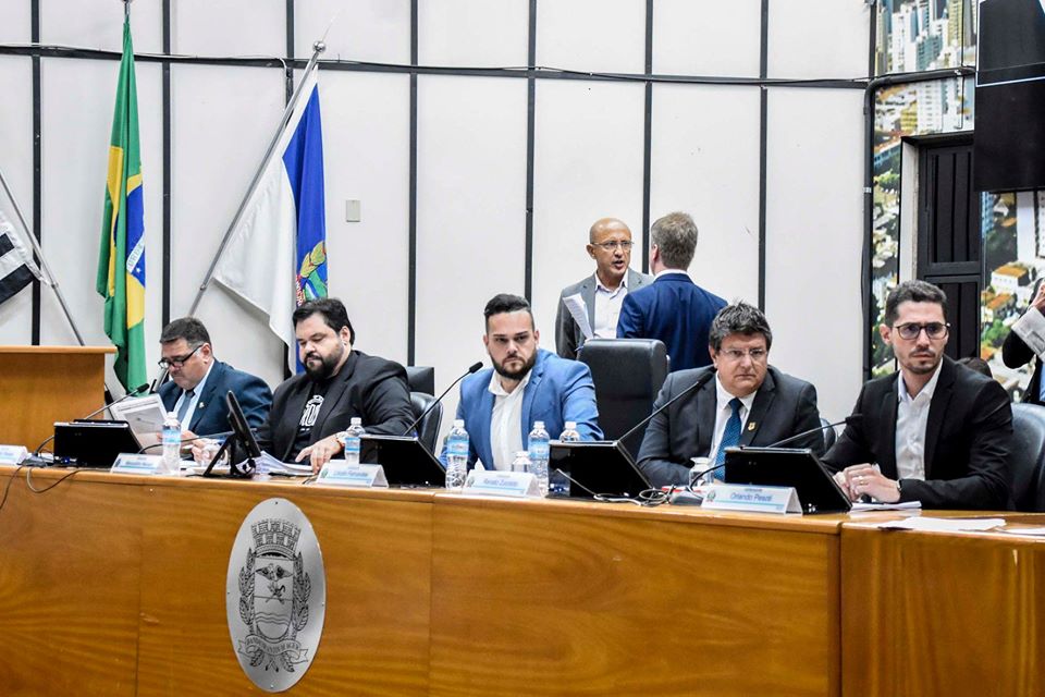 Vereadores derrubam veto do prefeito e aprovam três matérias