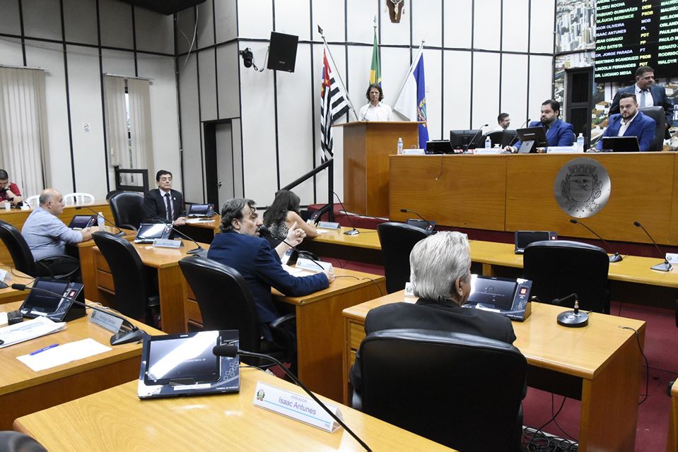 Vereadores rejeitam dois vetos do Executivo durante sessão ordinária