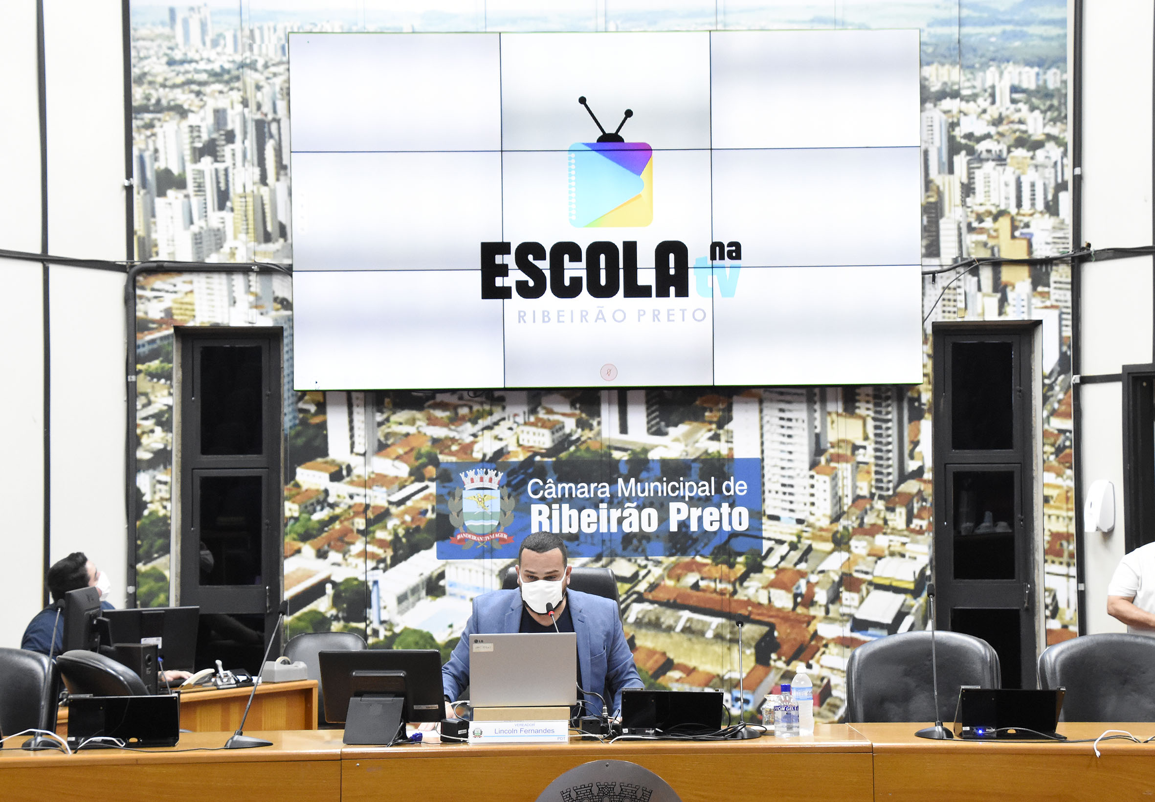 Assinado decreto criando o programa "Escola na TV" em parceria com a Câmara