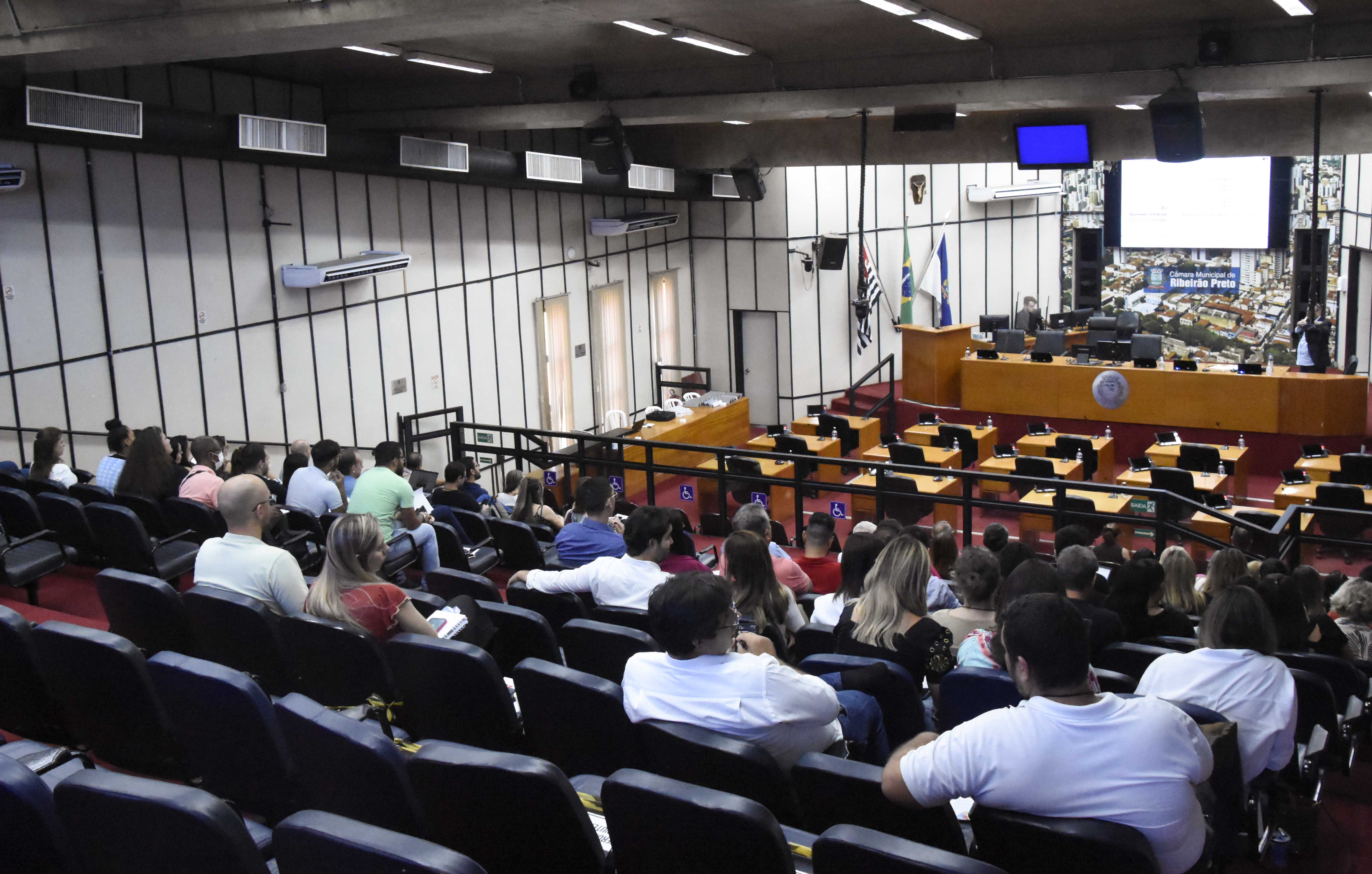 Secretaria Estadual ministra curso de capacitação no Plenário da Câmara