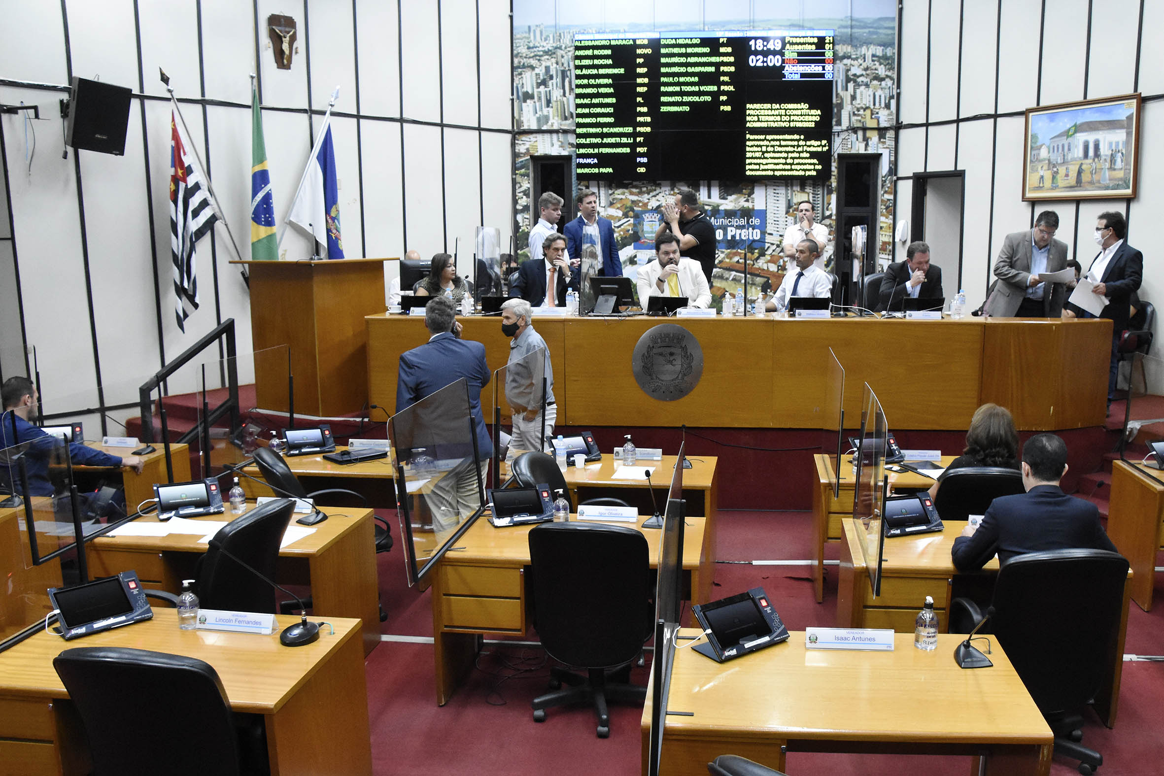 Plenário aprova parecer da Comissão Processante durante sessão ordinária