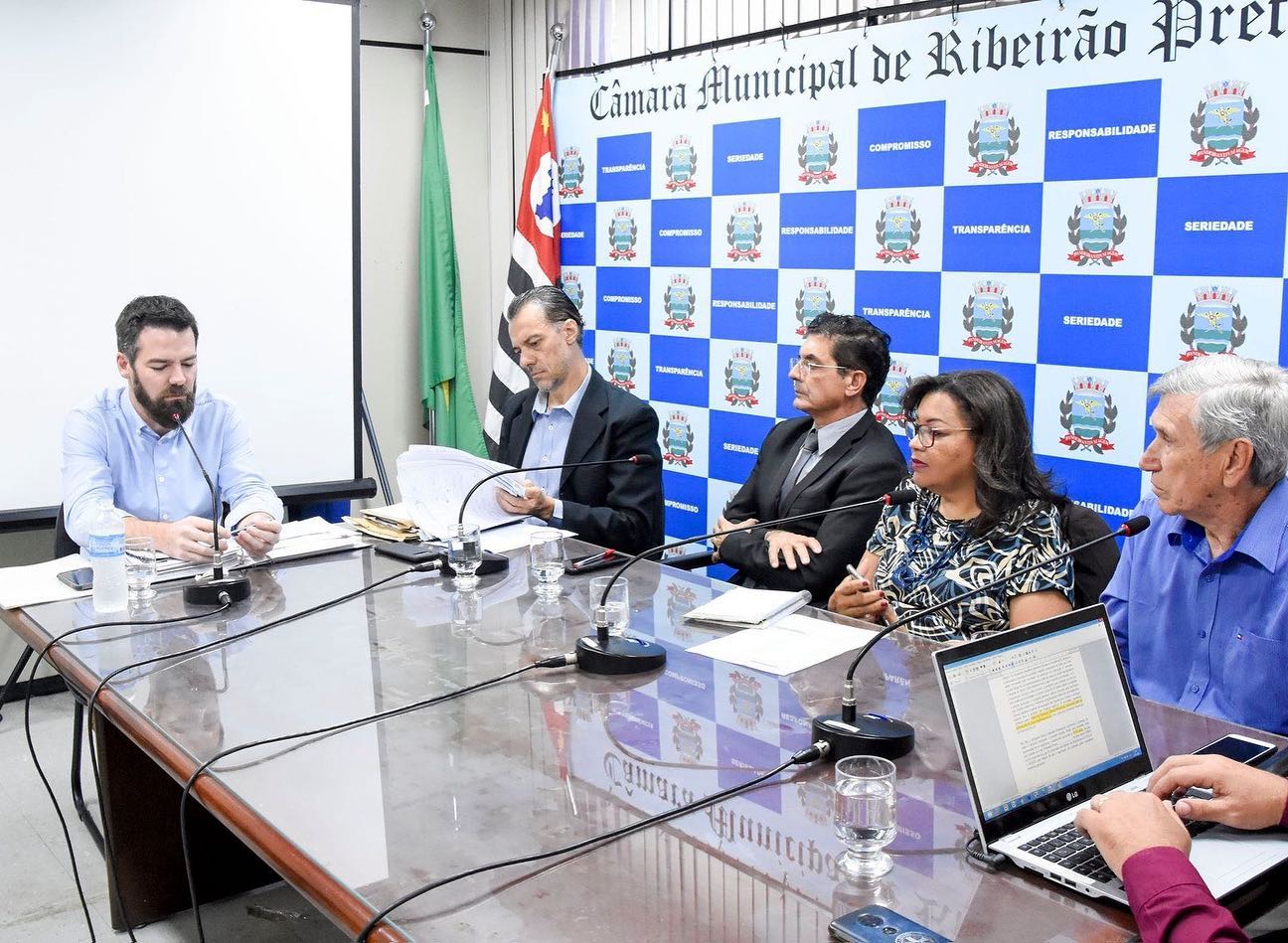 Comissão debate ações com o secretário da Educação