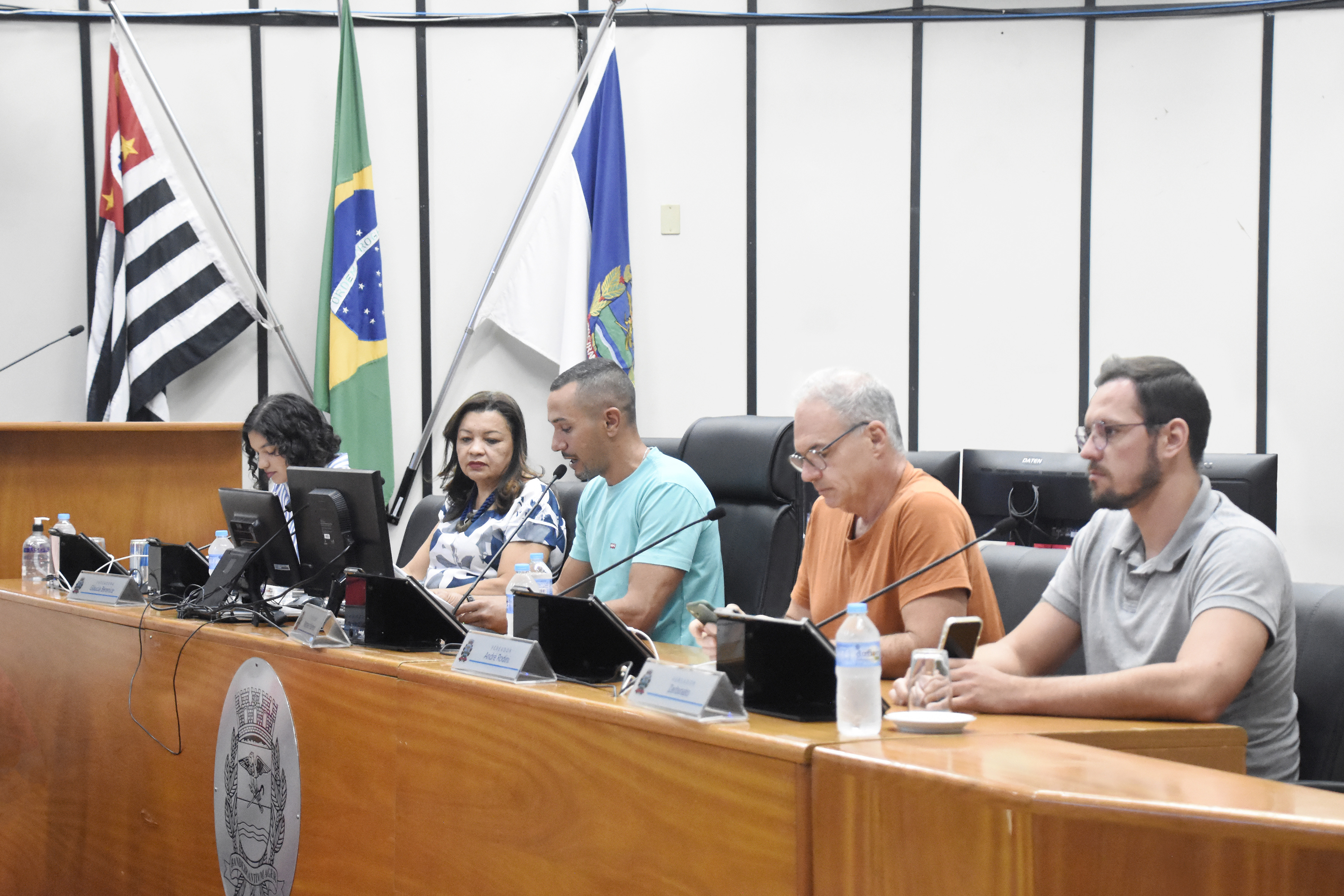 Imagem com os membros da comissão - vereadores Moreno, Gláucia, Zerbinato, Duda e André Rodini