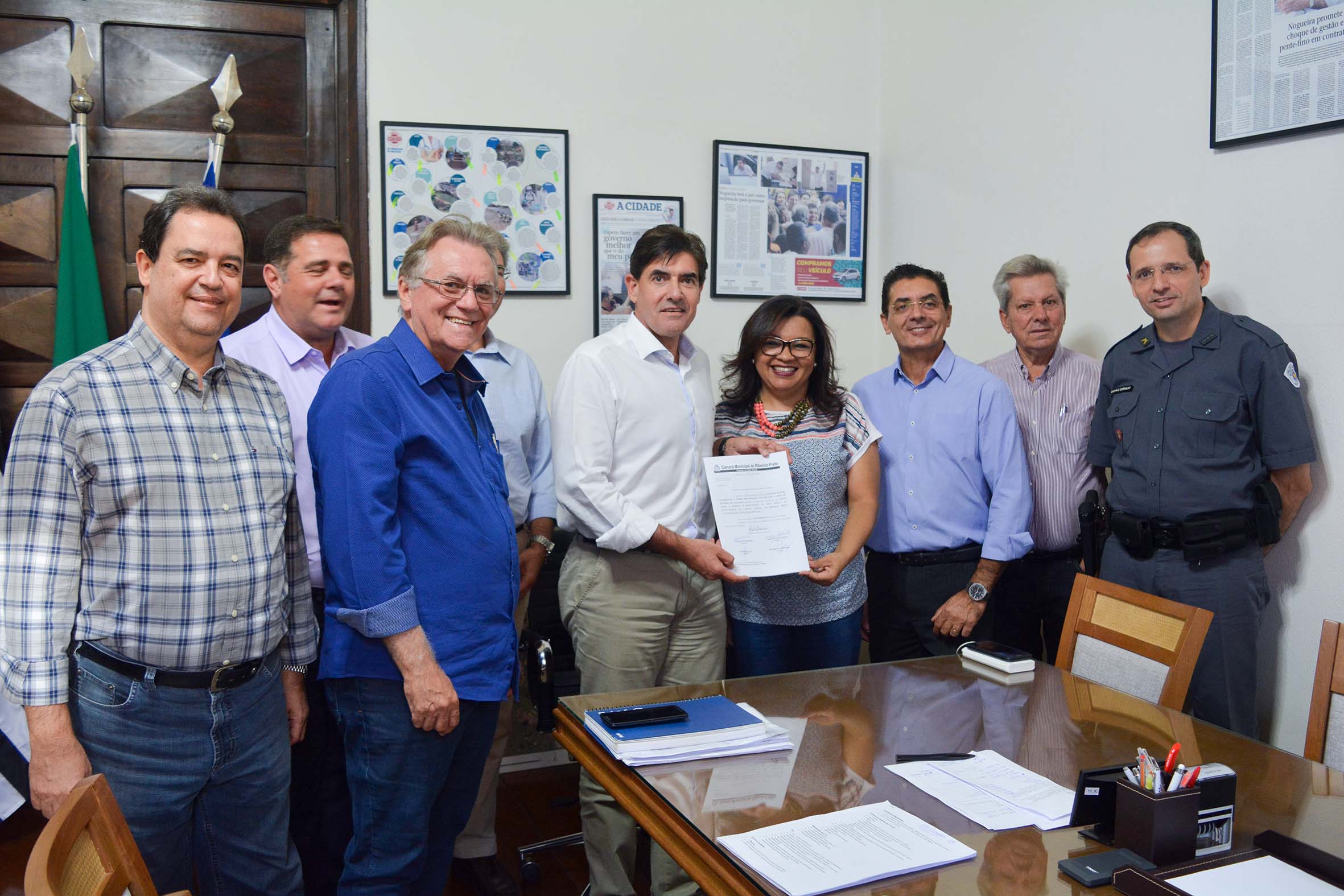 Comissão do calçadão entrega proposta de regulamentação ao prefeito