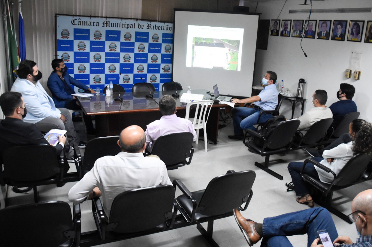 Projeto executivo de energia solar fotovoltaica foi discutido em reunião  