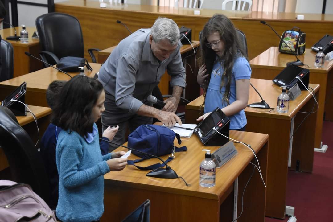 Câmara na Escola recebe nova turma do Marista em tarde de grandes experiências