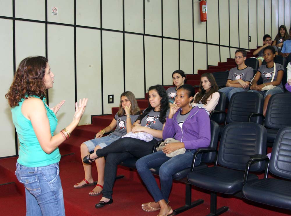 Programa Câmara na Escola atendeu 1.420 alunos no decorrer de 2009