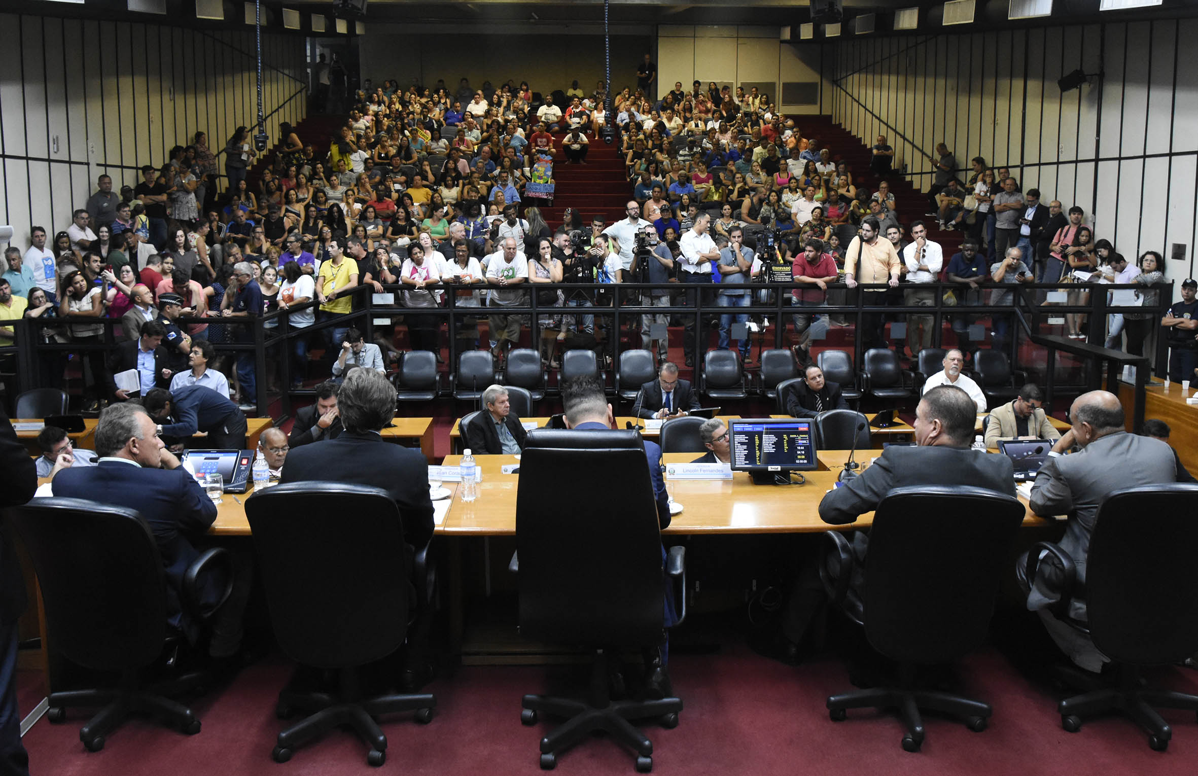 Com plenário lotado por Servidores Municipais ordem do dia é novamente obstruída