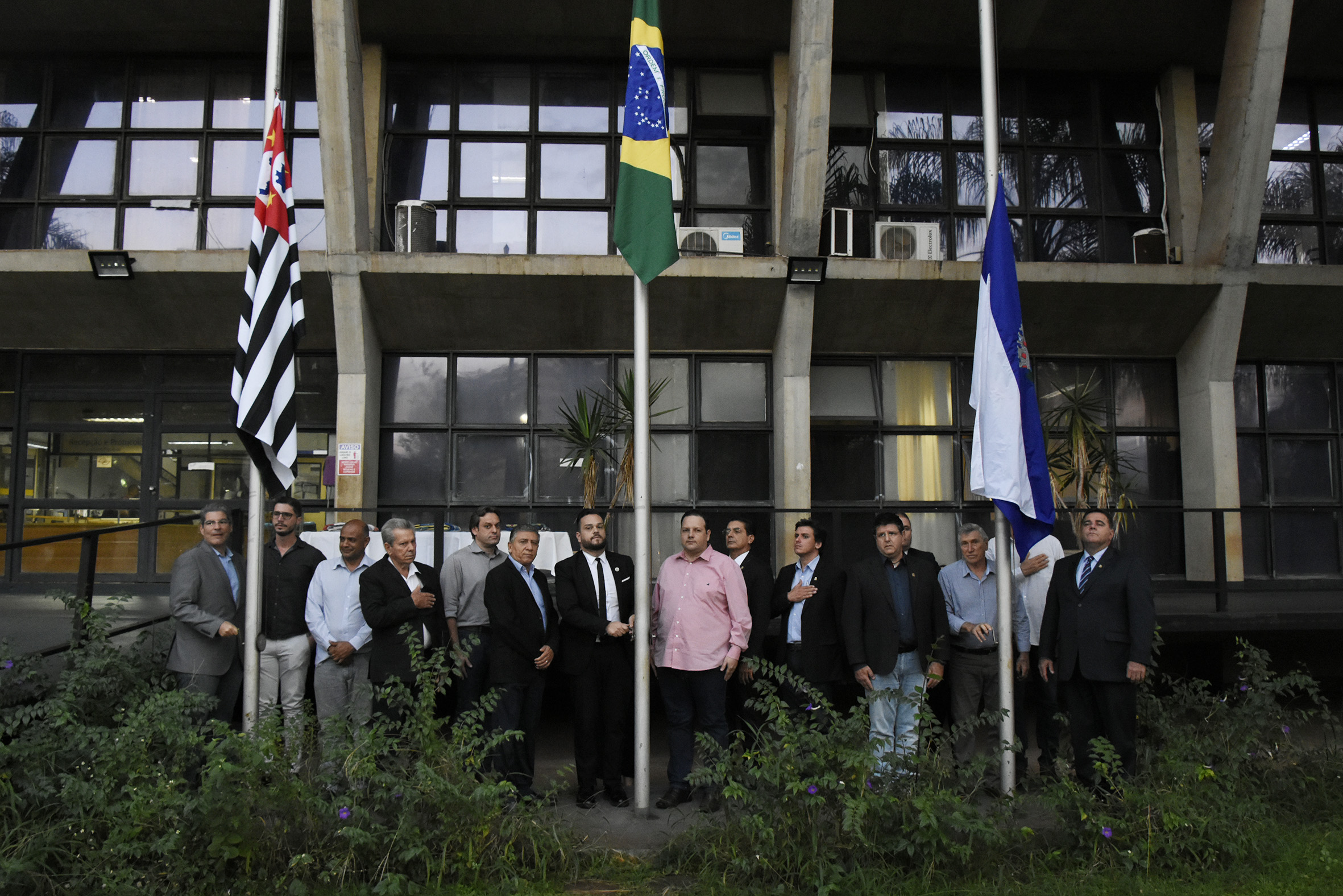 Câmara substitui bandeiras em homenagem ao aniversário de Ribeirão 