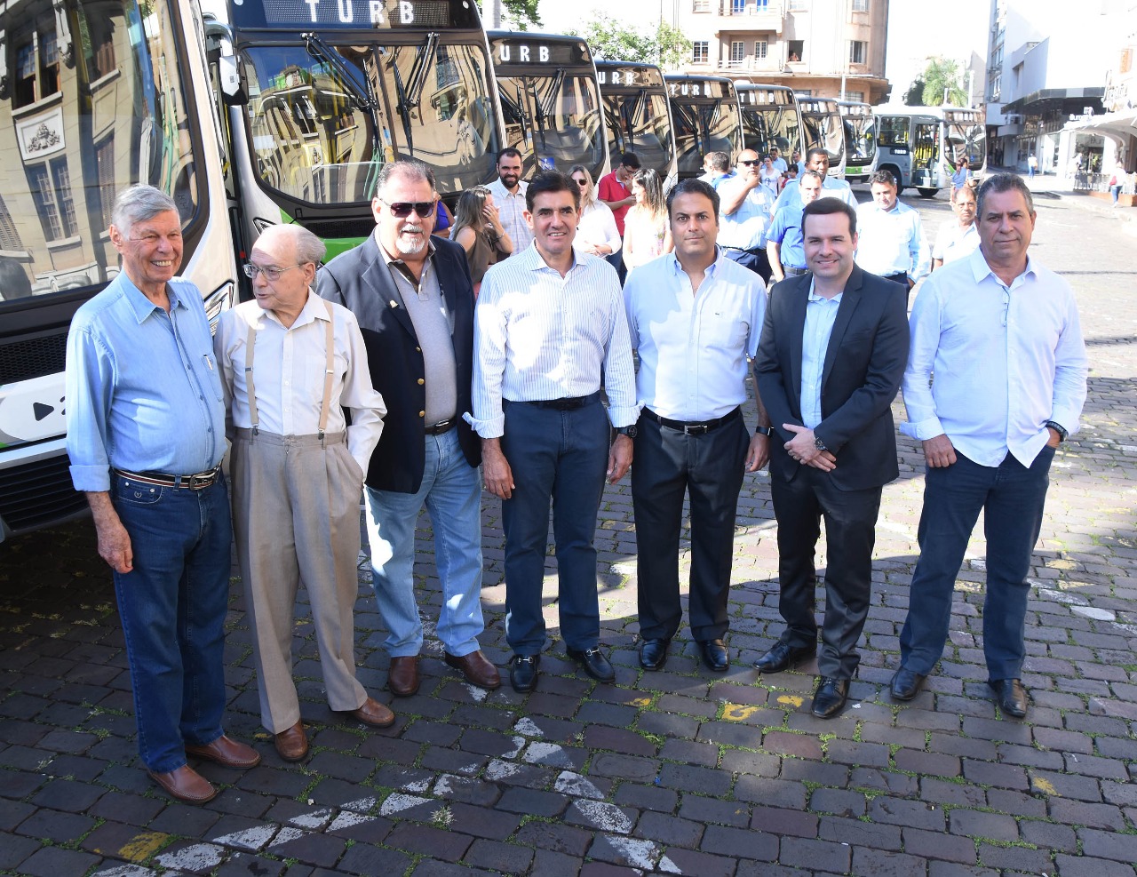 Vereadores participam da entrega de novos ônibus do transporte coletivo