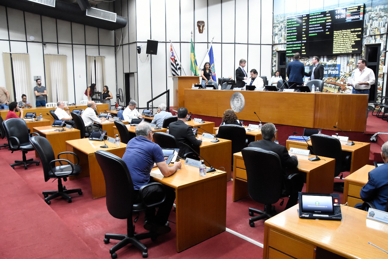 Com um projeto retirado pelo autor, legislativo acolhe um veto e nega outro projeto