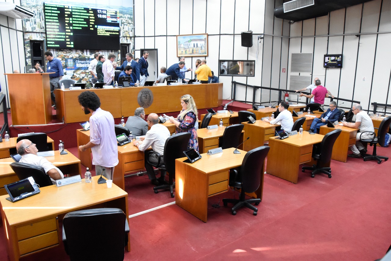 Vereadores realizaram sessão extraordinária e ordinária nesta quinta-feira (15)