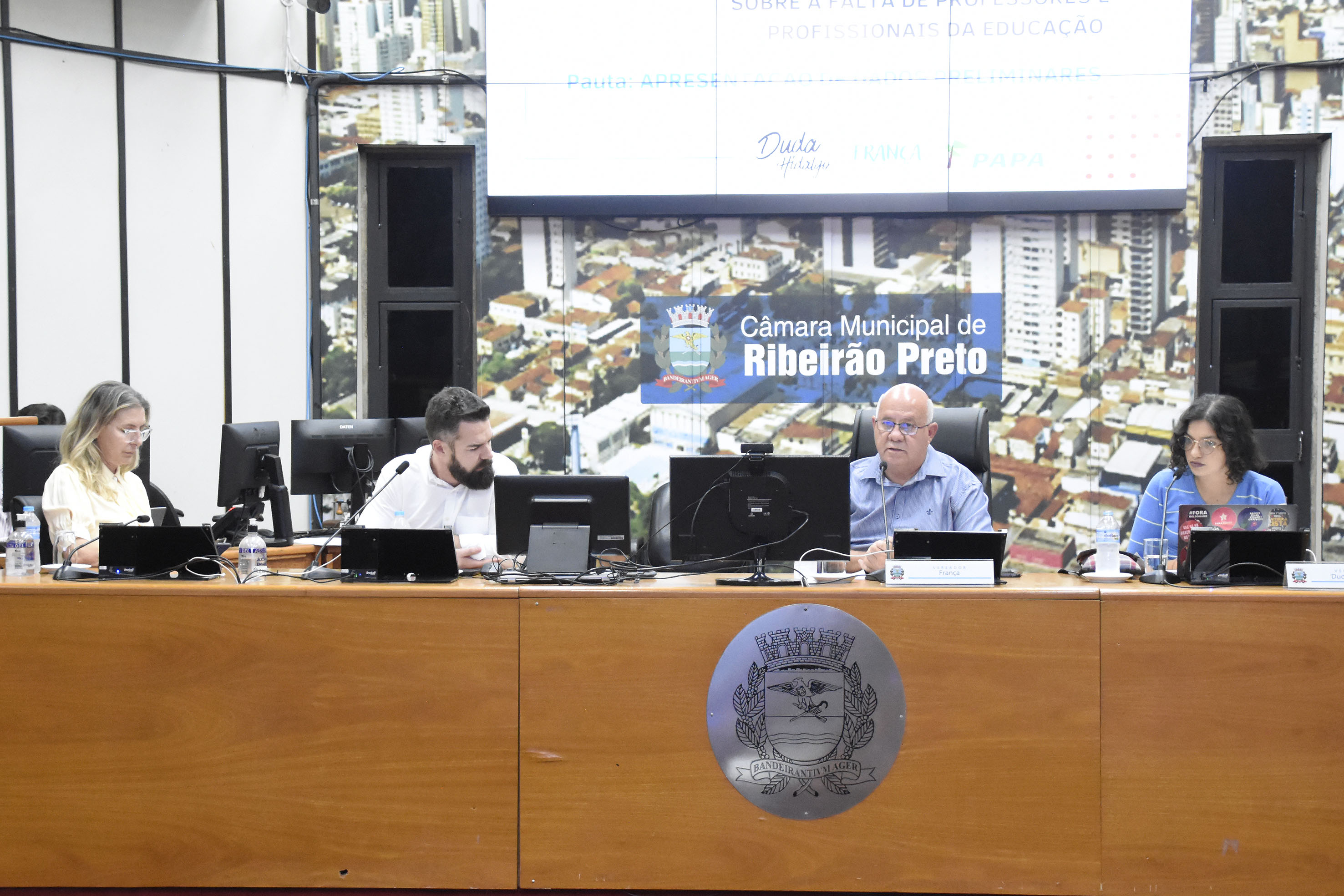 Imagem da comissão - França, Duda, e o secretário da educação, Felipe Elias Miguel.