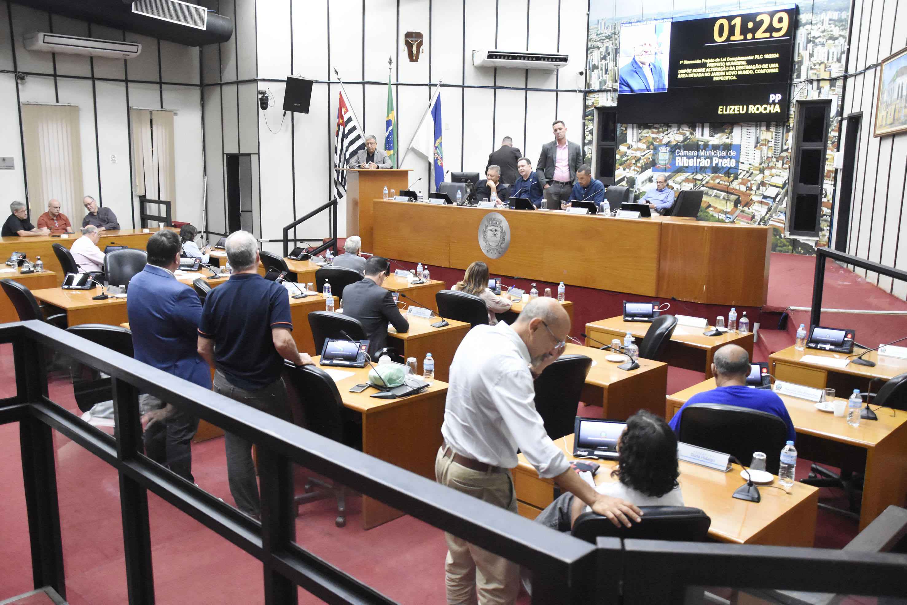 Foto aberta do Plenário com a Mesa Diretora na diagonal