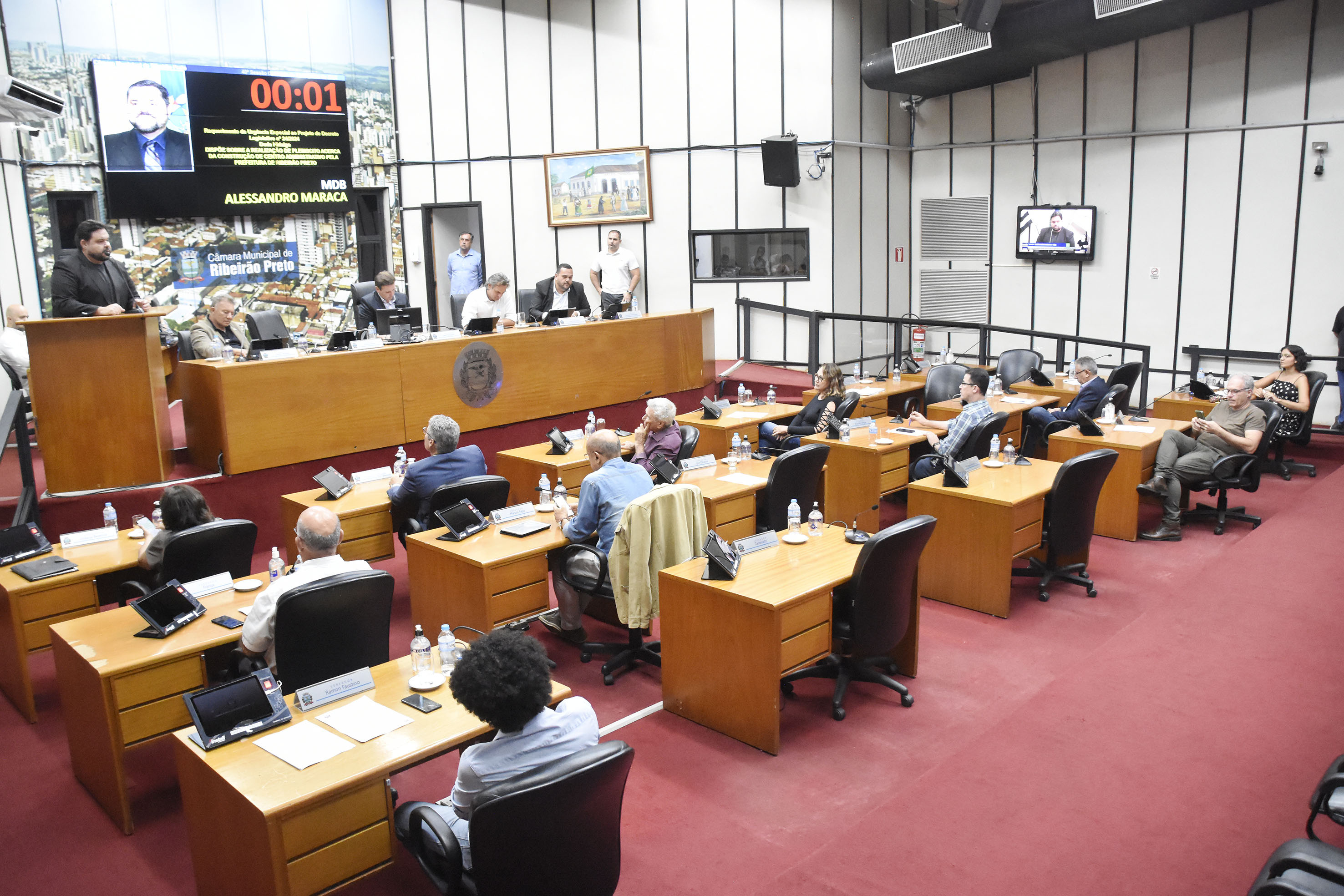 foto aberta dos vereadores e Mesa Diretora