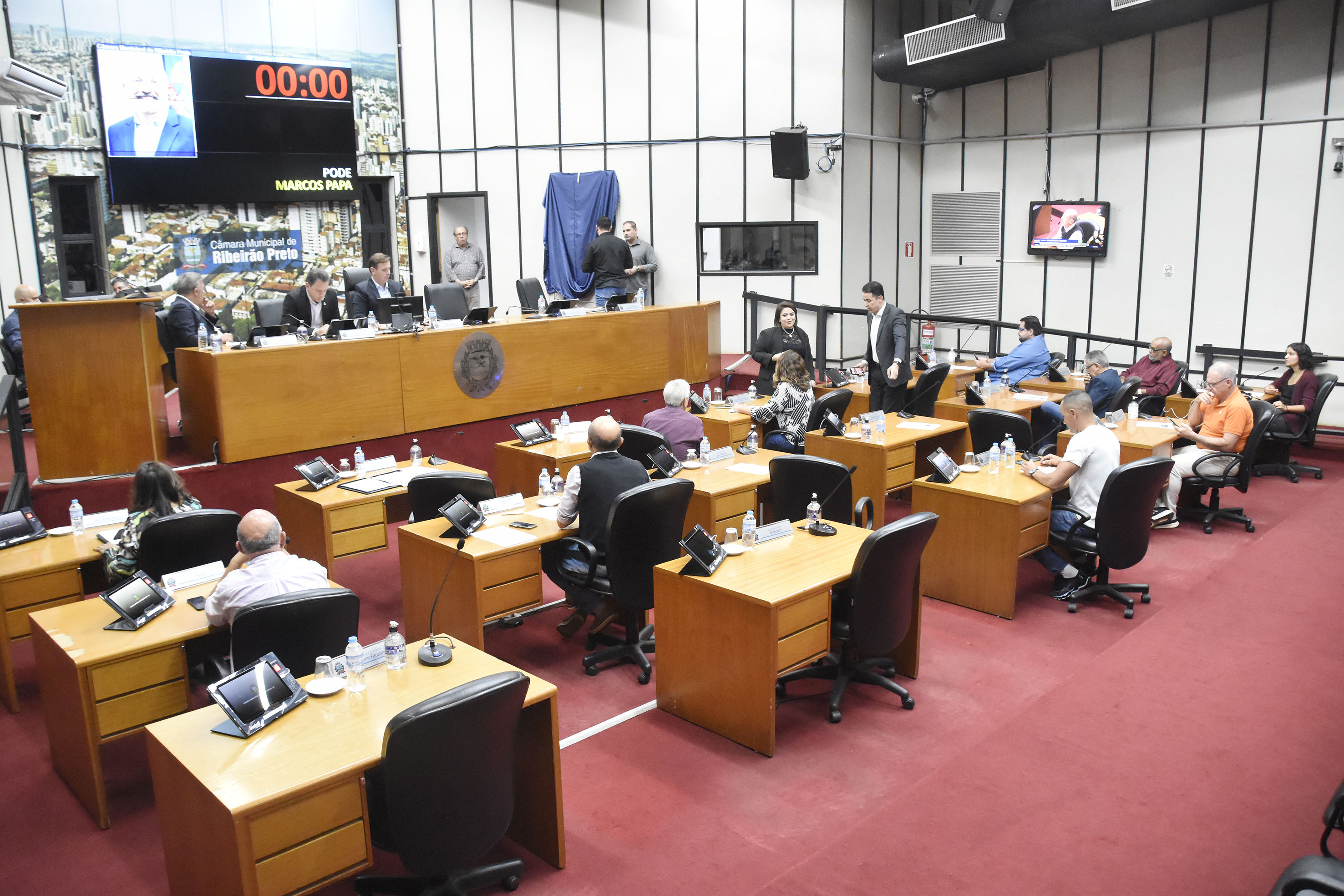 Foto aberta do plenário e Mesa Diretora