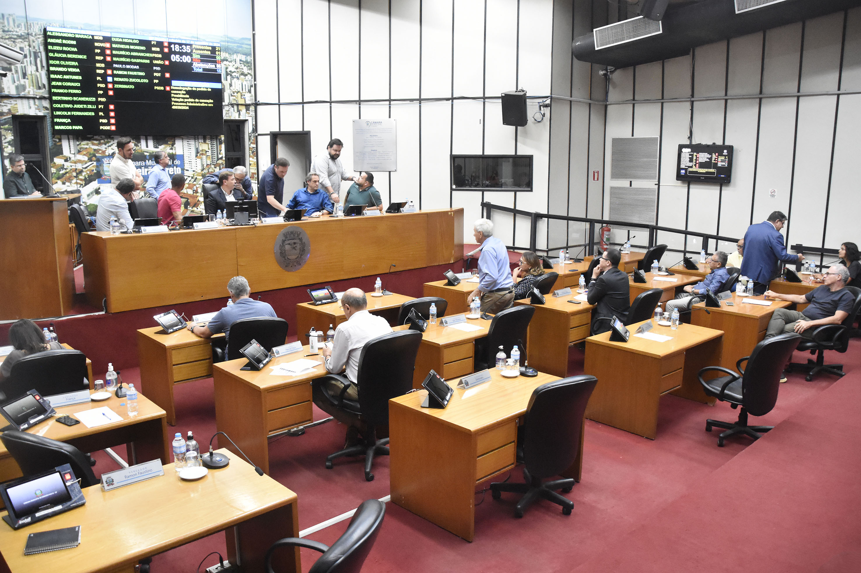 Foto aberta do Plenário com a Mesa Diretora de frente