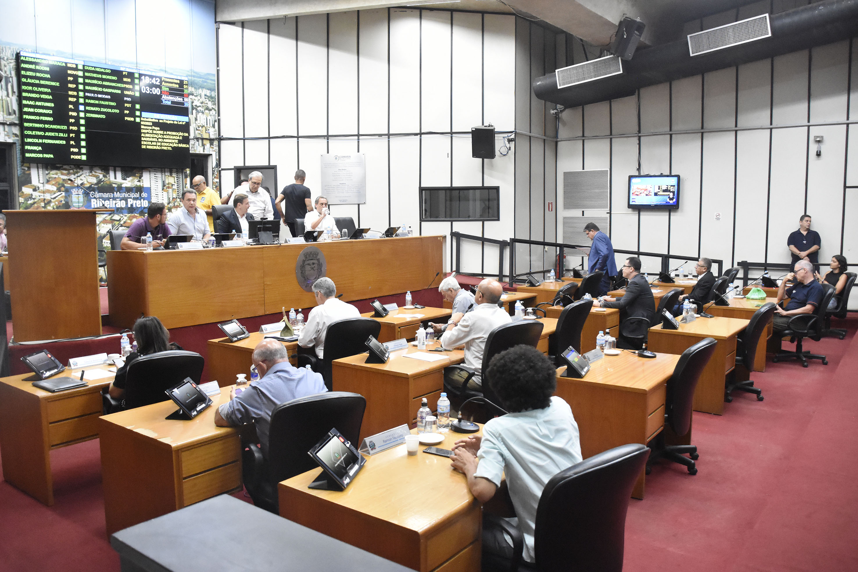 Imagem do plenário na diagonal com a Mesa Diretora de frente