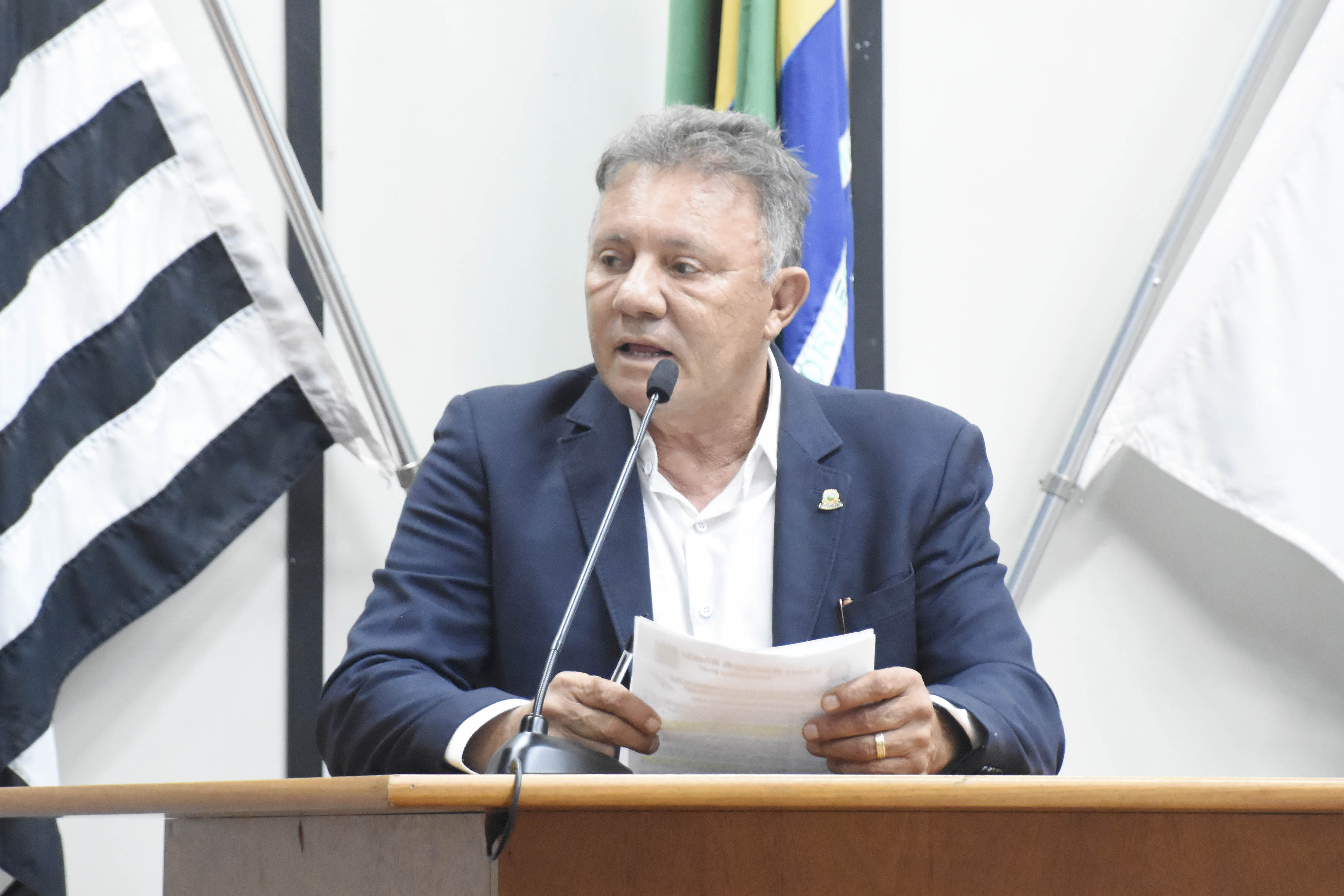 Imagem do vereador Paulo modas no púlpito do plenário da Câmara Municipal