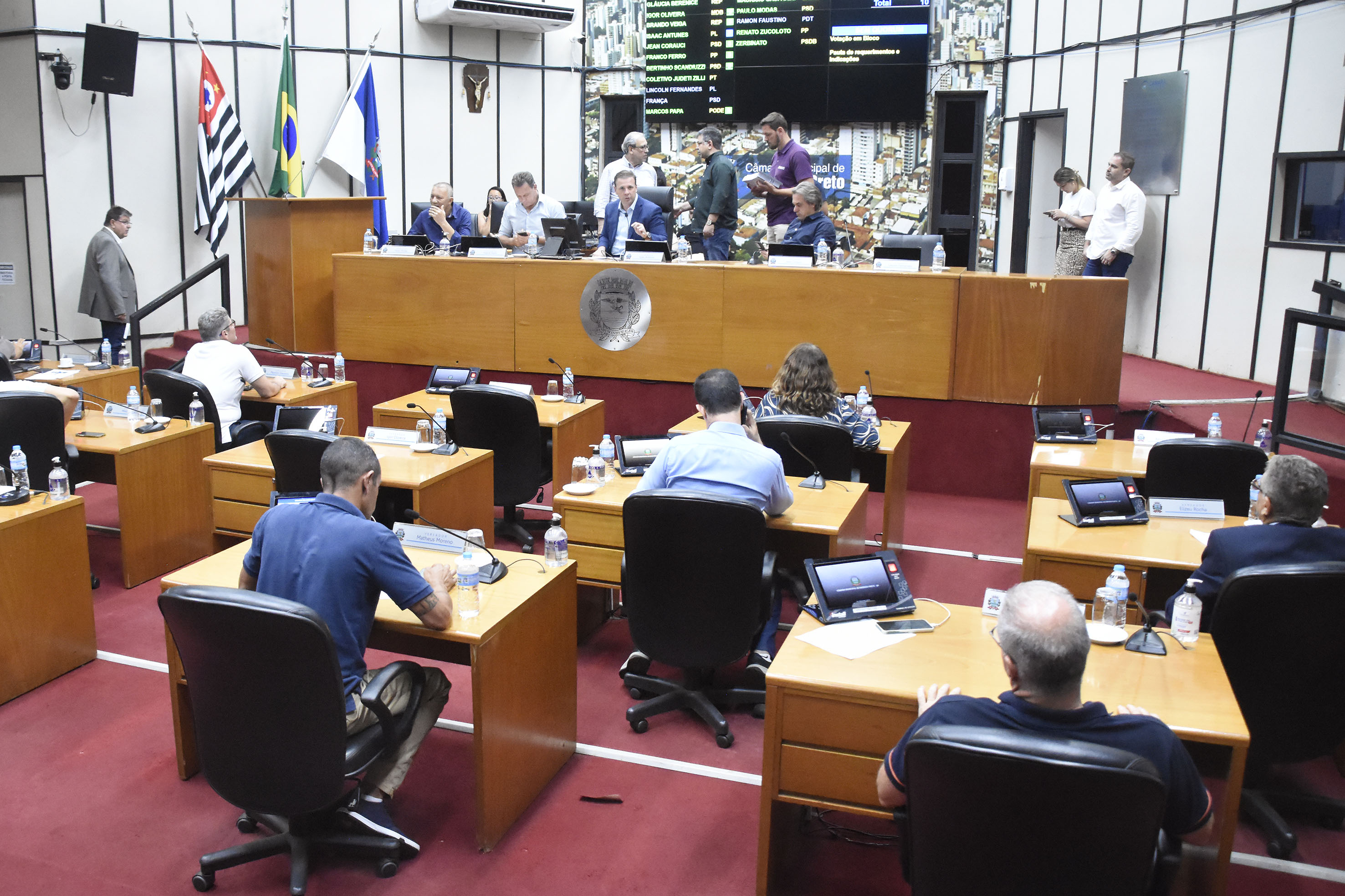 Imagem aberta do plenário com a Mesa Diretora à frente