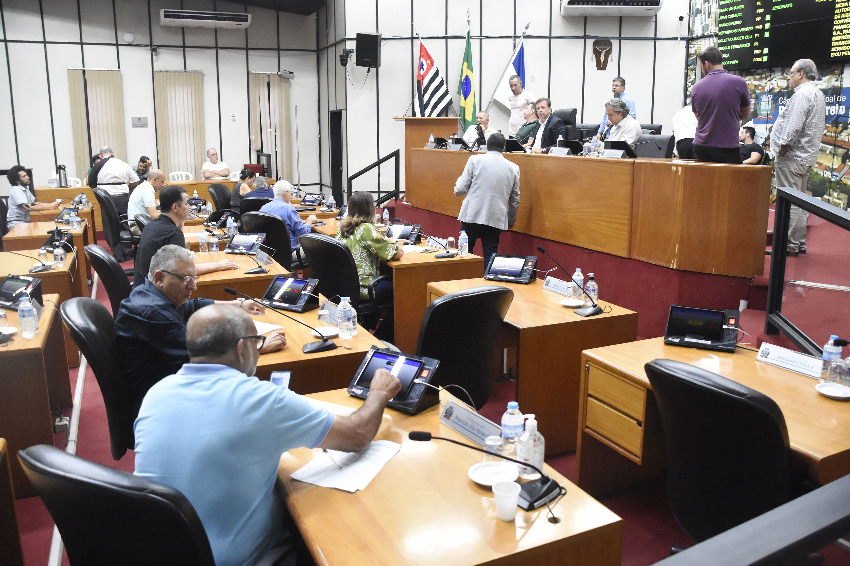 imagem do plenário na diagonal com a mesa diretora à frente