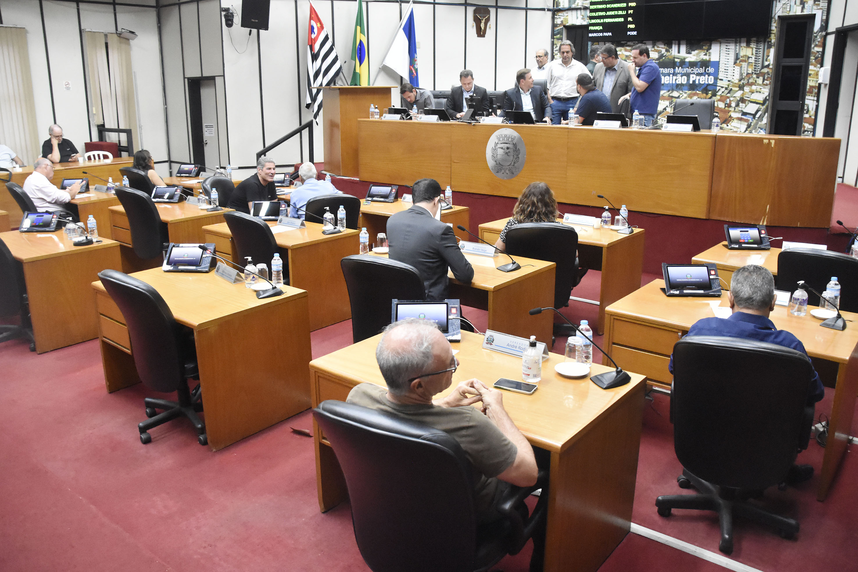 Foto aberta do Plenário com a Mesa Diretora de frente