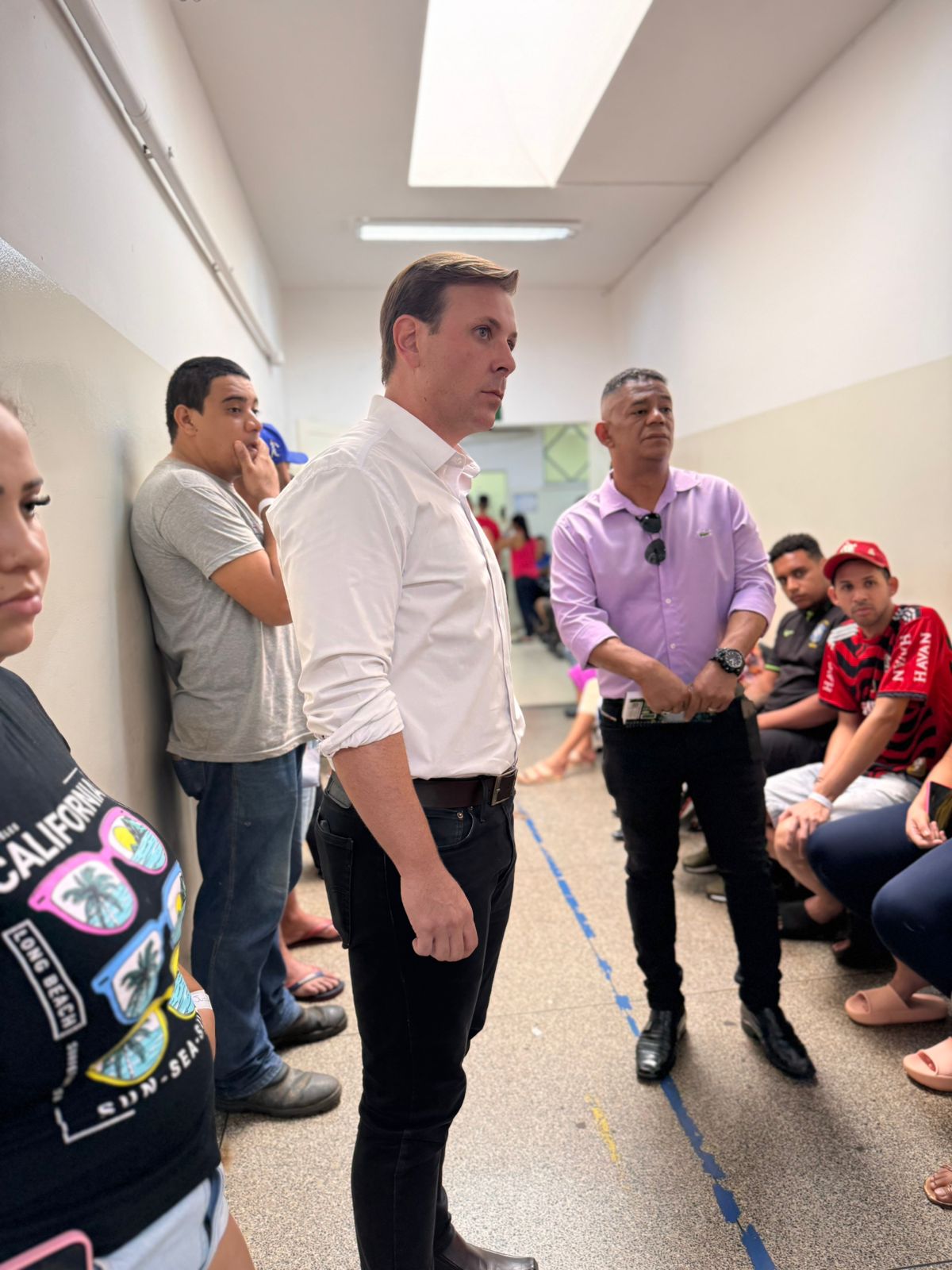 Presidente da Câmara conversando com usuários dentro da UBDS 