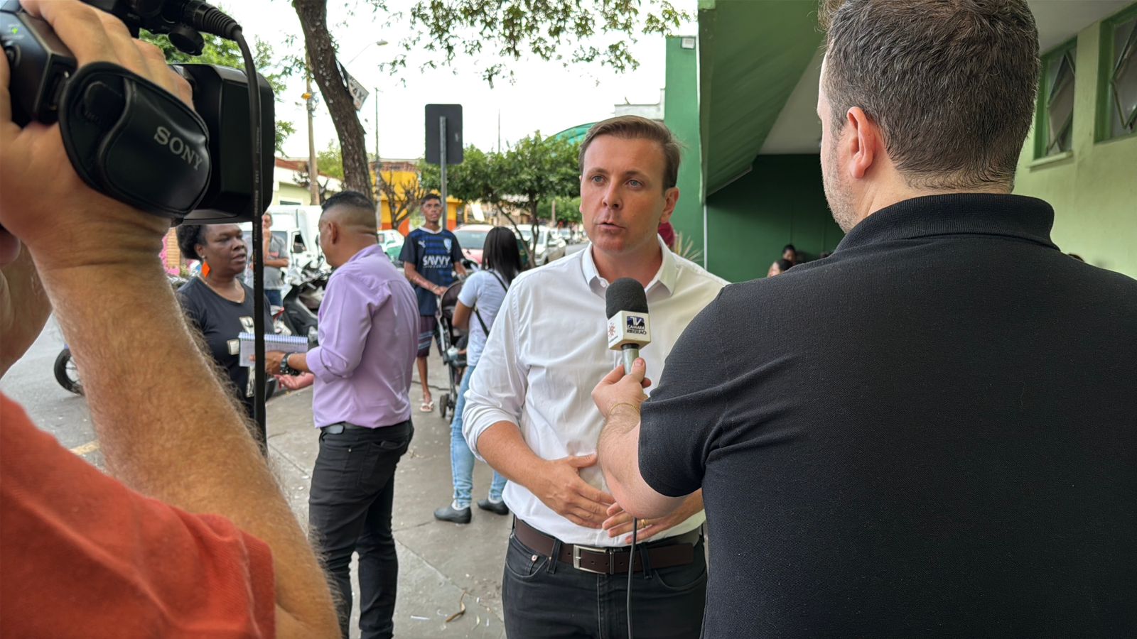 Presidente da Câmara concedendo entrevista na porta da UBDS