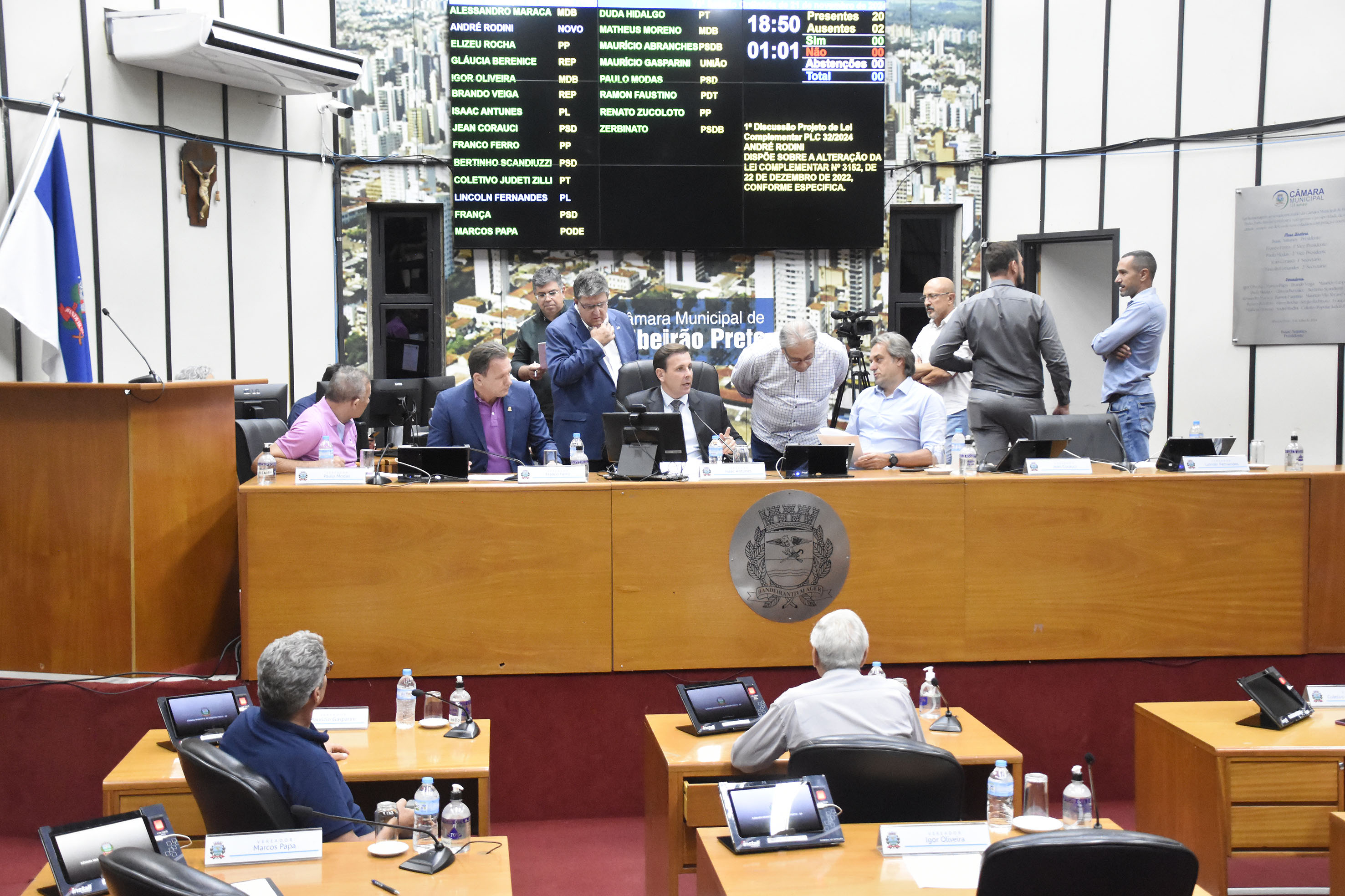 Foto aberta do Plenário com a Mesa Diretora de frente