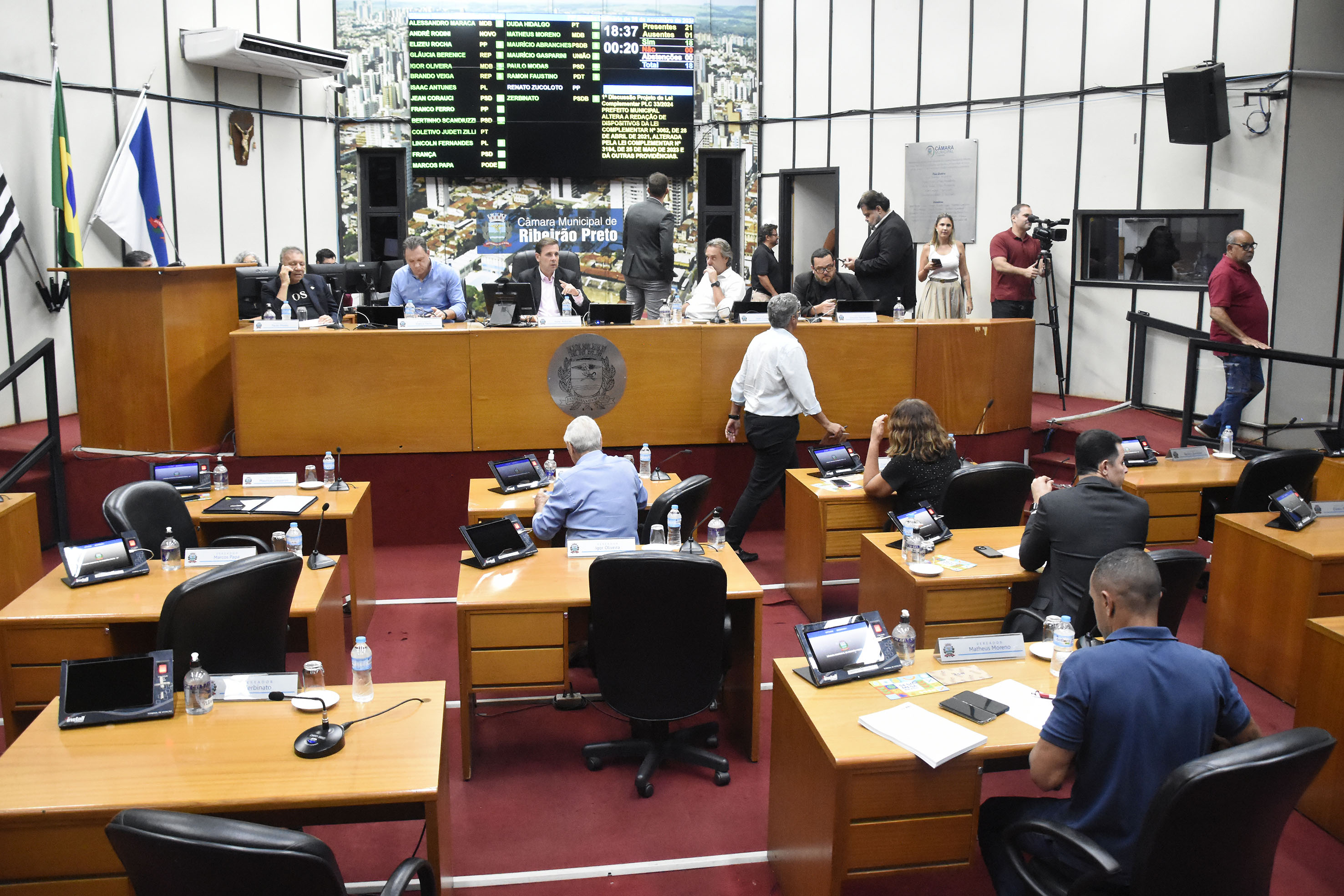 Foto aberta do Plenário com a Mesa Diretora de frente