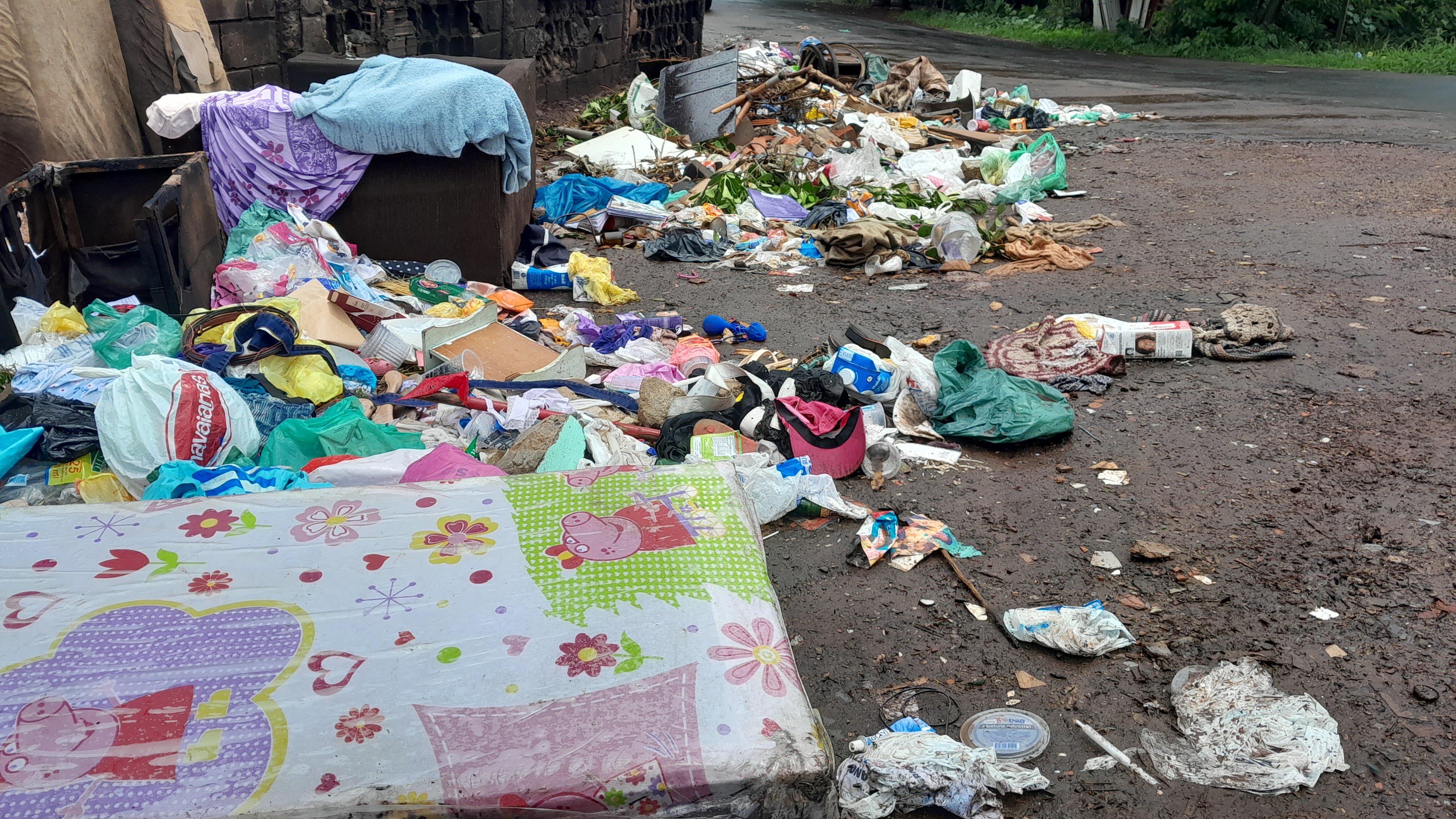 Entulho na rua Japurá